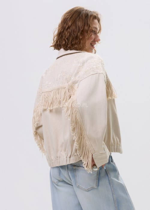 Beżowa kurtka damska z frędzlami i haftowanymi zdobieniami, zapinana na zamek, z kołnierzem i luźnym fasonem.