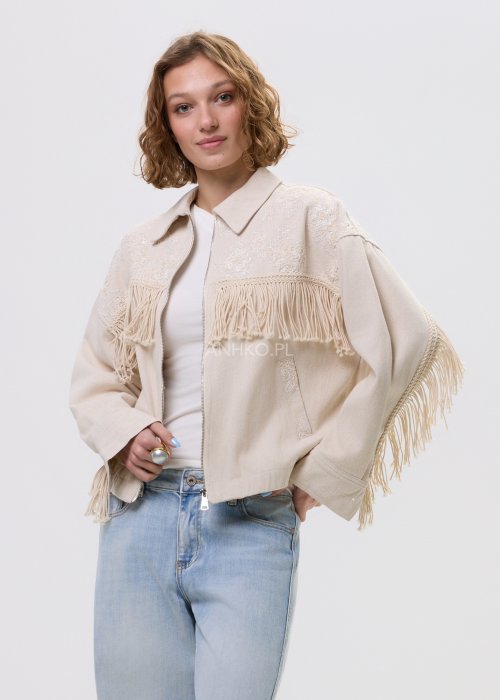 Beżowa kurtka damska z frędzlami i haftowanymi zdobieniami, zapinana na zamek, z kołnierzem i luźnym fasonem.