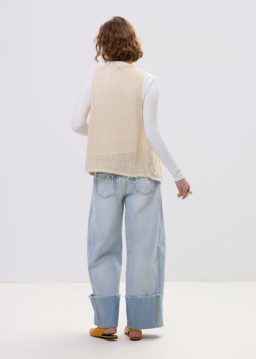 Kamizelka ecru damska z ażurowej dzianiny o luźnym kroju, bez zapięcia, z dekoracyjnym wzorem.