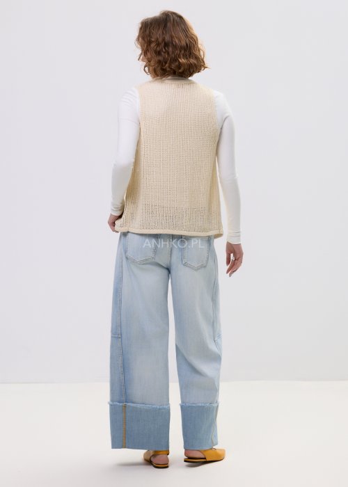 Kamizelka ecru damska z ażurowej dzianiny o luźnym kroju, bez zapięcia, z dekoracyjnym wzorem.