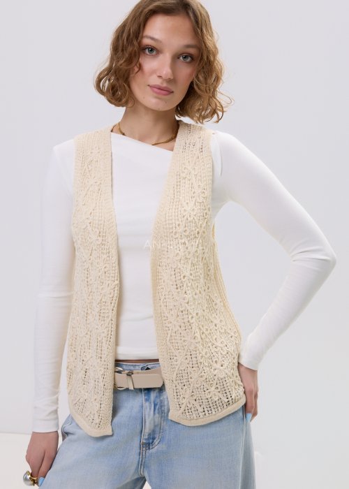 Kamizelka ecru damska z ażurowej dzianiny o luźnym kroju, bez zapięcia, z dekoracyjnym wzorem.