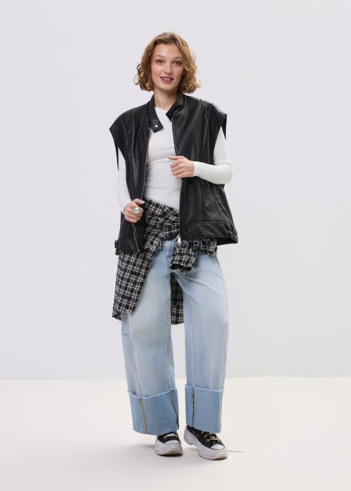 Szara koszula damska oversize w kratę z artystycznymi przetarciami i klasycznym kołnierzykiem. Bawełniany model w stylu grunge prezentowany w miejskiej stylizacji.