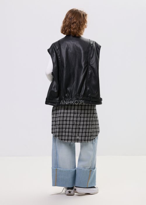 Szara koszula damska oversize w kratę z artystycznymi przetarciami i klasycznym kołnierzykiem. Bawełniany model w stylu grunge prezentowany w miejskiej stylizacji.