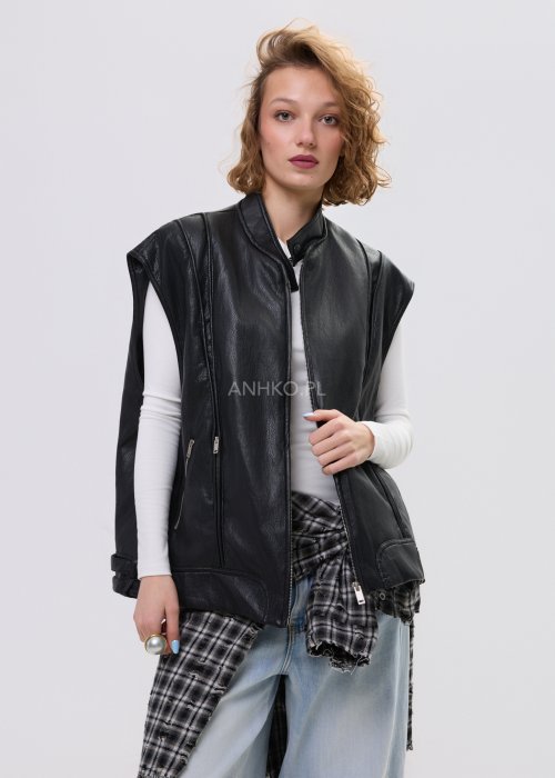 Szara koszula damska oversize w kratę z artystycznymi przetarciami i klasycznym kołnierzykiem. Bawełniany model w stylu grunge prezentowany w miejskiej stylizacji.