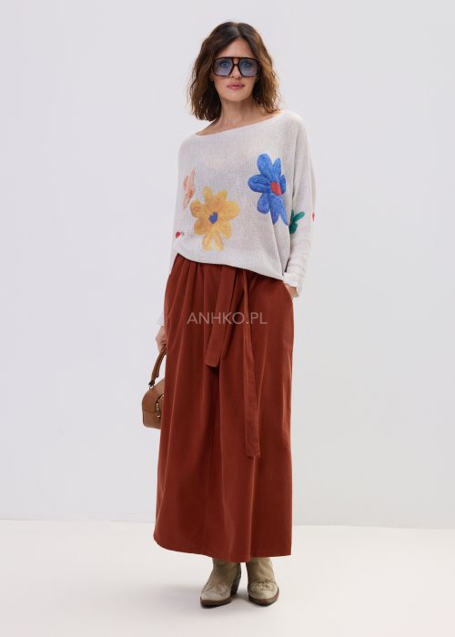 Spódnica sztruksowa maxi w kolorze ceglastym z wysokim stanem i paskiem do wiązania, o rozkloszowanym fasonie, stylizowana z lekką bluzką i botkami w stylu boho.