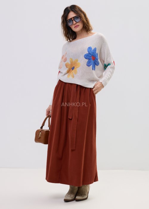 Spódnica sztruksowa maxi w kolorze ceglastym z wysokim stanem i paskiem do wiązania, o rozkloszowanym fasonie, stylizowana z lekką bluzką i botkami w stylu boho.