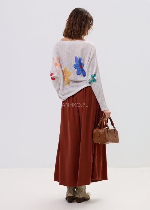 Spódnica sztruksowa maxi w kolorze ceglastym z wysokim stanem i paskiem do wiązania, o rozkloszowanym fasonie, stylizowana z lekką bluzką i botkami w stylu boho.