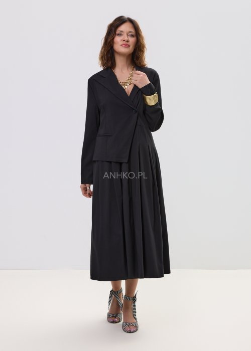 Czarna sukienka midi z kopertową górą i długim rękawem, o rozkloszowanym kroju, stylizowana z eleganckimi sandałami na obcasie.