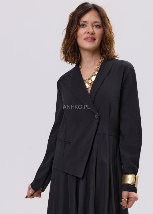 Czarna sukienka midi z kopertową górą i długim rękawem, o rozkloszowanym kroju, stylizowana z eleganckimi sandałami na obcasie.