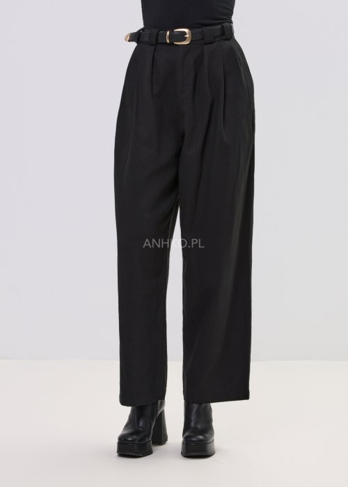 Czarne spodnie damskie z wysokim stanem, zakładkami i paskiem z metalową klamrą. Elegancki model z szeroką nogawką.