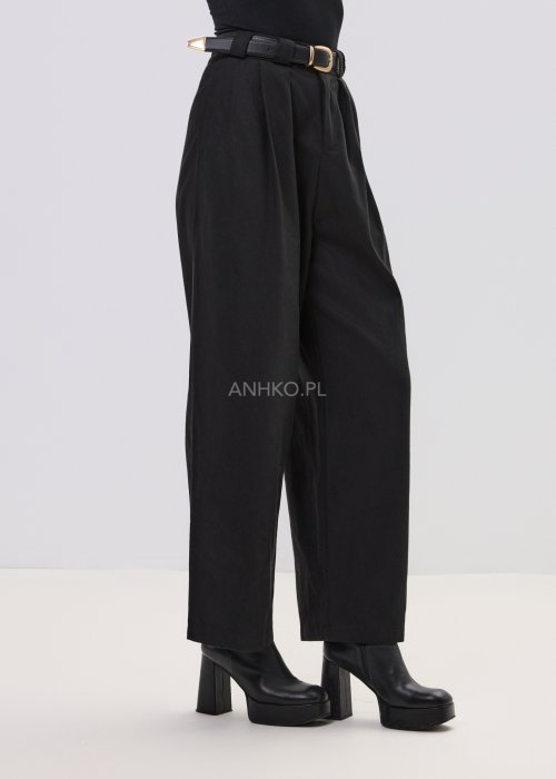 Czarne spodnie damskie z wysokim stanem, zakładkami i paskiem z metalową klamrą. Elegancki model z szeroką nogawką.