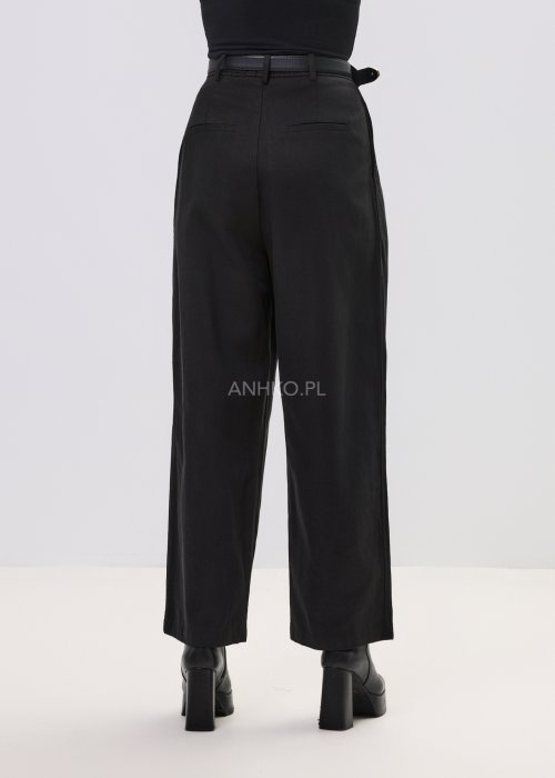 Czarne spodnie damskie z wysokim stanem, zakładkami i paskiem z metalową klamrą. Elegancki model z szeroką nogawką.