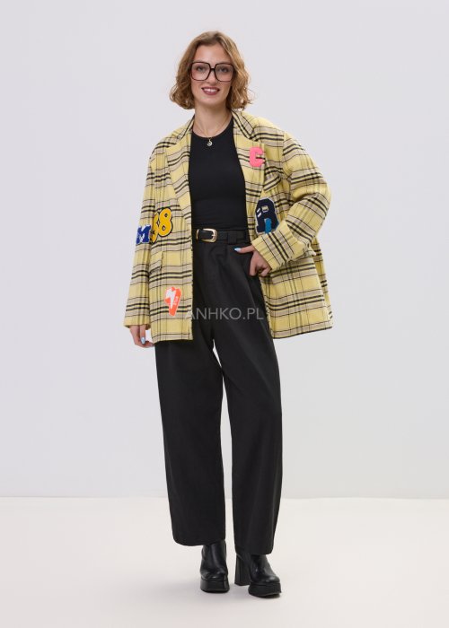 Czarne spodnie damskie z wysokim stanem, zakładkami i paskiem z metalową klamrą. Elegancki model z szeroką nogawką.