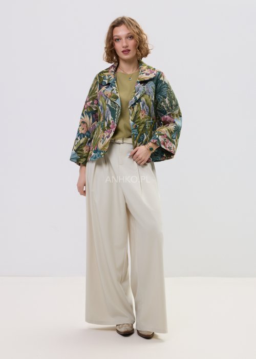 Kremowe spodnie damskie z szeroką nogawką i wysokim stanem, elegancki model z paskiem w talii.