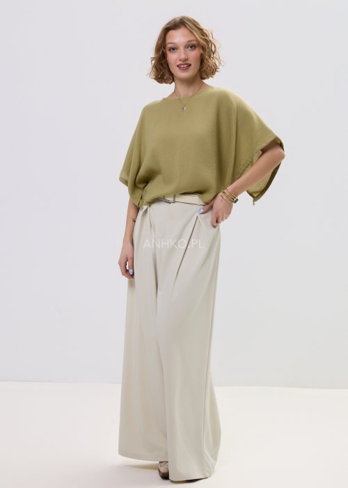 Bluzka damska oversize oliwkowa z szerokim rękawem kimono, lekka i zwiewna, stylizowana z jasnymi spodniami o wysokim stanie.