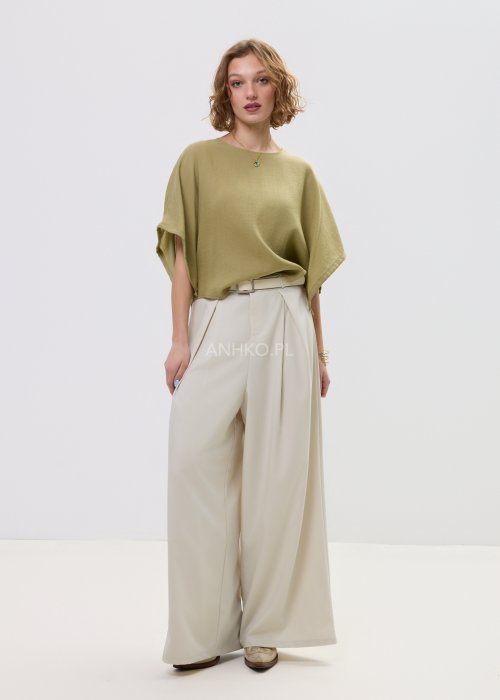 Bluzka damska oversize oliwkowa z szerokim rękawem kimono, lekka i zwiewna, stylizowana z jasnymi spodniami o wysokim stanie.