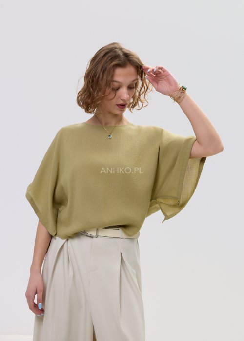 Bluzka damska oversize oliwkowa z szerokim rękawem kimono, lekka i zwiewna, stylizowana z jasnymi spodniami o wysokim stanie.