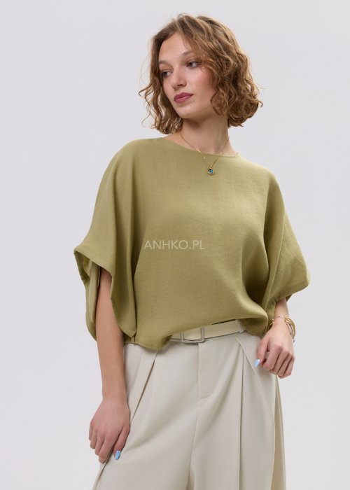 Bluzka damska oversize oliwkowa z szerokim rękawem kimono, lekka i zwiewna, stylizowana z jasnymi spodniami o wysokim stanie.