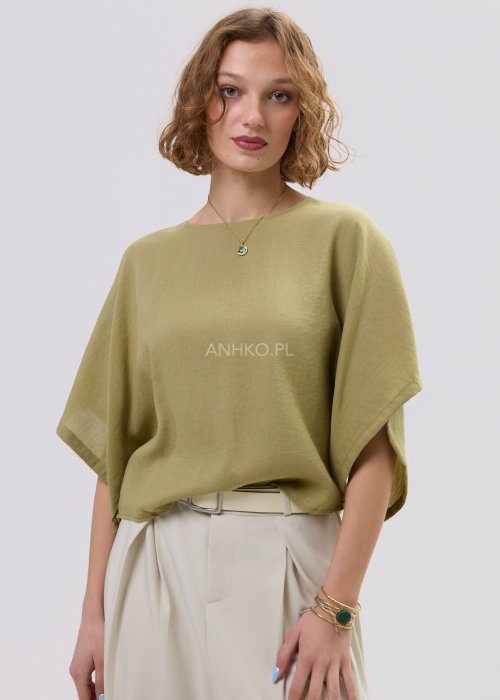 Bluzka damska oversize oliwkowa z szerokim rękawem kimono, lekka i zwiewna, stylizowana z jasnymi spodniami o wysokim stanie.