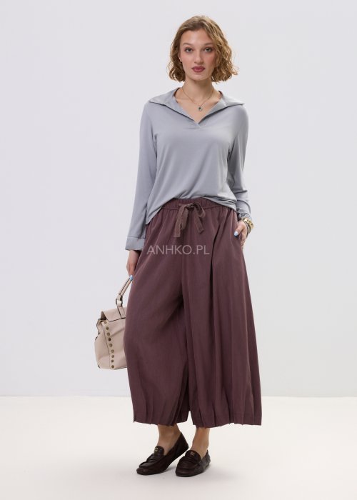 Spodnie damskie typu culotte w kolorze wina z szeroką nogawką i gumką w pasie, luźny fason z marszczeniem i wiązaniem w casualowej stylizacji.
