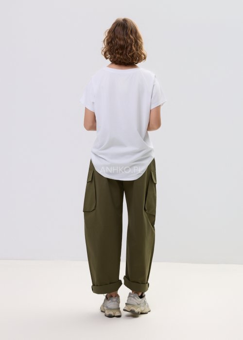 Biały T-shirt damski oversize z nadrukiem roweru i kwiatów, luźny fason w stylizacji z oliwkowymi spodniami.