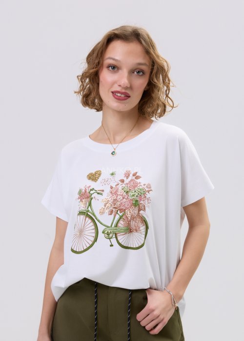 Biały T-shirt damski oversize z nadrukiem roweru i kwiatów, luźny fason w stylizacji z oliwkowymi spodniami.