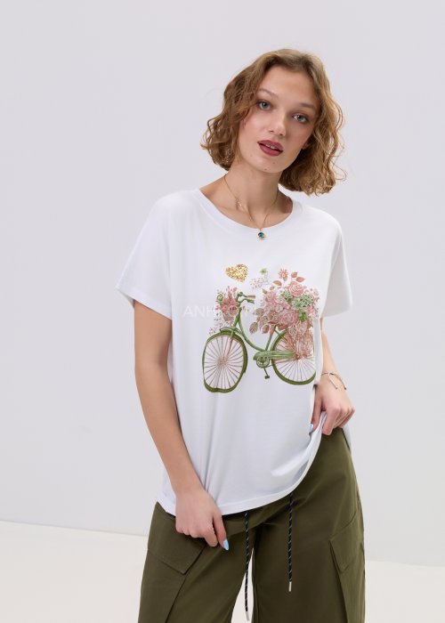 Biały T-shirt damski oversize z nadrukiem roweru i kwiatów, luźny fason w stylizacji z oliwkowymi spodniami.