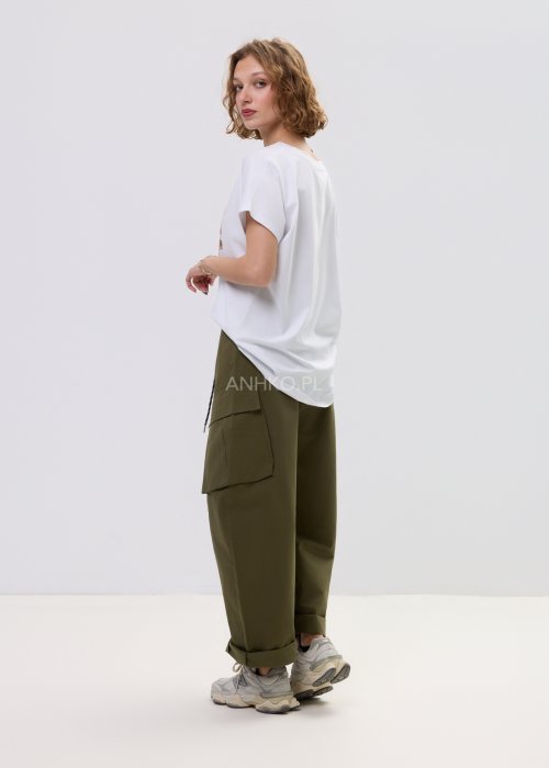 Spodnie damskie cargo khaki z wysokim stanem, szeroką nogawką i dużymi kieszeniami bocznymi, wykończone paskiem ze sznurkiem, stylizowane ze sneakersami.