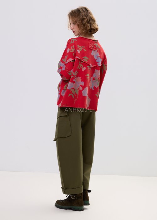 Spodnie damskie cargo khaki z wysokim stanem, szeroką nogawką i dużymi kieszeniami bocznymi, wykończone paskiem ze sznurkiem, stylizowane ze sneakersami.