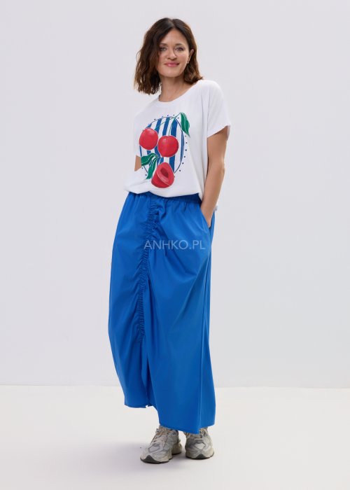 Bluzka t-shirt damski biały z nadrukiem czerwonych wiśni i niebieskimi pasami – luźny fason z krótkim rękawem i wyrazistym printem