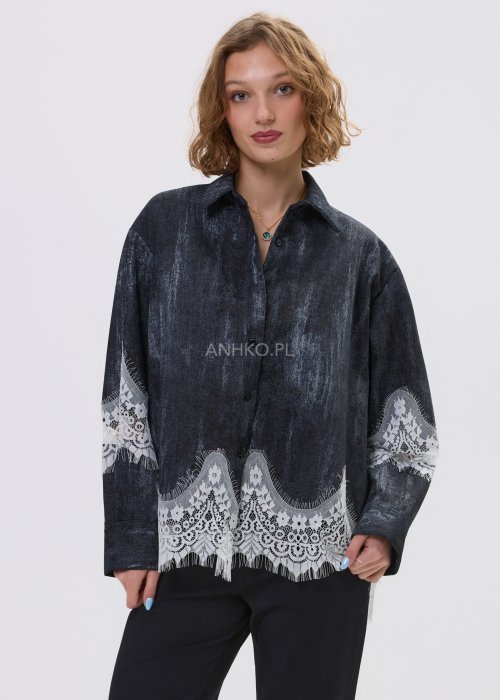 Koszula jeansowa damska oversize czarna z efektem przecierania i koronkowym wykończeniem u dołu, elegancki model z długim rękawem do stylizacji casualowych.