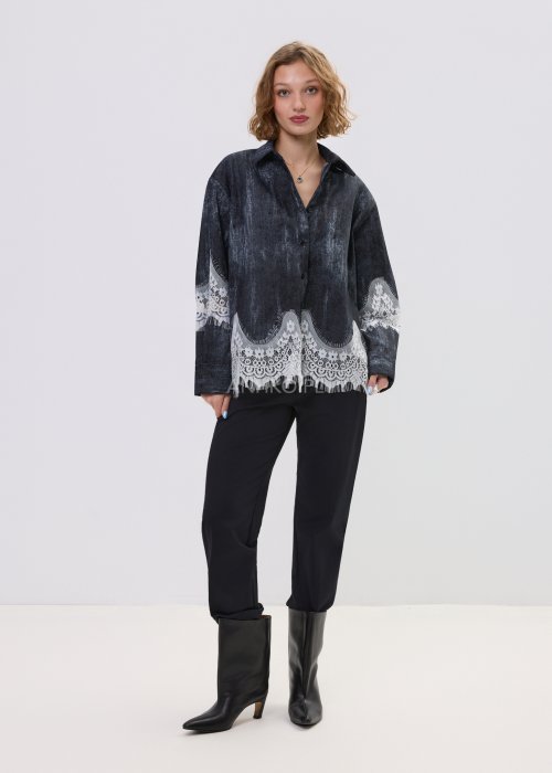 Koszula jeansowa damska oversize czarna z efektem przecierania i koronkowym wykończeniem u dołu, elegancki model z długim rękawem do stylizacji casualowych.