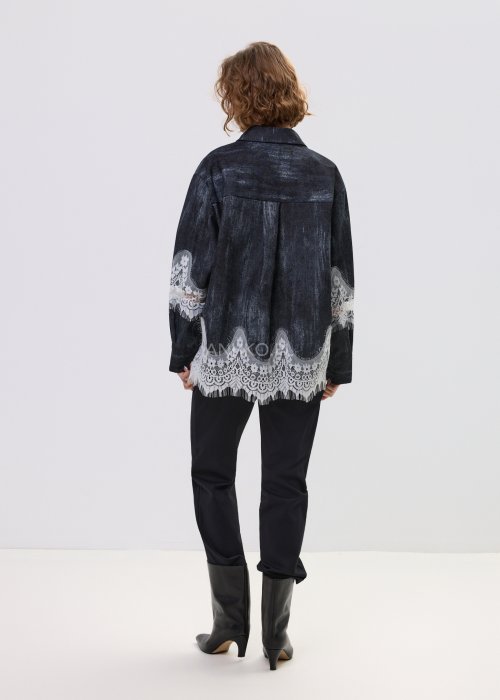 Koszula jeansowa damska oversize czarna z efektem przecierania i koronkowym wykończeniem u dołu, elegancki model z długim rękawem do stylizacji casualowych.