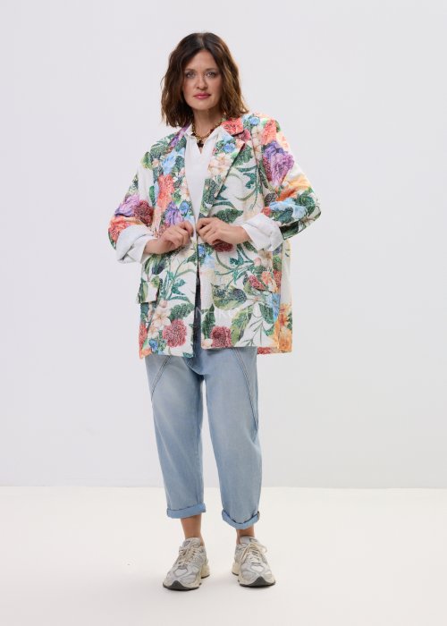 Spodnie damskie jeansowe jasnoniebieskie z obniżonym krokiem i przeszyciami, casualowy fason z podwiniętą nogawką i sportowym stylem.