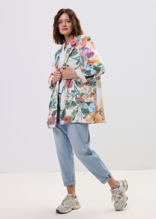 Spodnie damskie jeansowe jasnoniebieskie z obniżonym krokiem i przeszyciami, casualowy fason z podwiniętą nogawką i sportowym stylem.