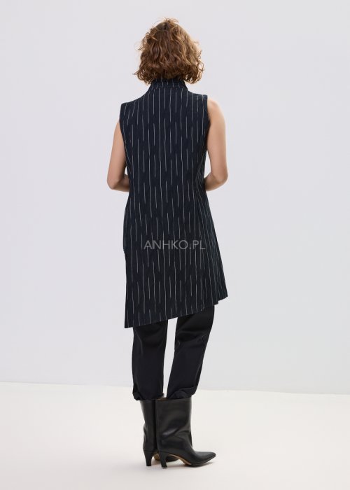 Kamizelka damska w czarnym kolorze w delikatne prążki z asymetrycznym zapięciem i wydłużonym tyłem – nowoczesny fason bez rękawów