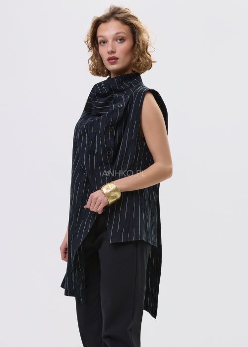 Kamizelka damska w czarnym kolorze w delikatne prążki z asymetrycznym zapięciem i wydłużonym tyłem – nowoczesny fason bez rękawów