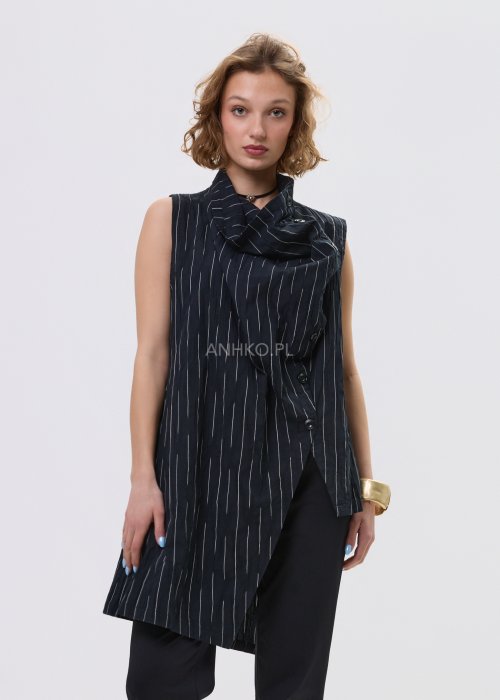 Kamizelka damska w czarnym kolorze w delikatne prążki z asymetrycznym zapięciem i wydłużonym tyłem – nowoczesny fason bez rękawów