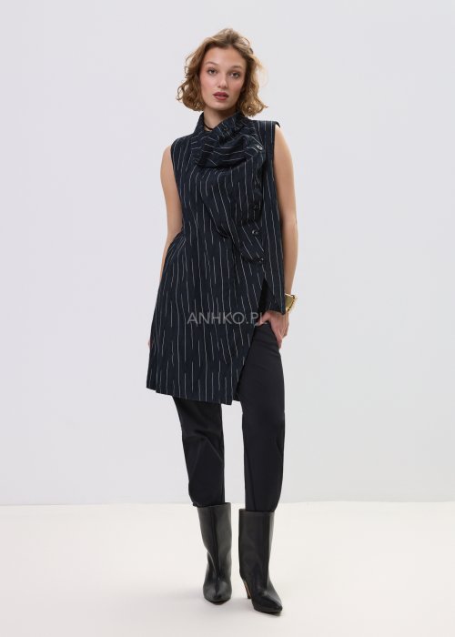 Kamizelka damska w czarnym kolorze w delikatne prążki z asymetrycznym zapięciem i wydłużonym tyłem – nowoczesny fason bez rękawów