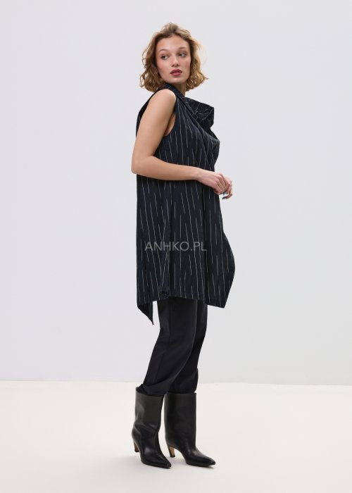 Kamizelka damska w czarnym kolorze w delikatne prążki z asymetrycznym zapięciem i wydłużonym tyłem – nowoczesny fason bez rękawów