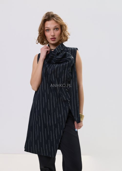 Kamizelka damska w czarnym kolorze w delikatne prążki z asymetrycznym zapięciem i wydłużonym tyłem – nowoczesny fason bez rękawów