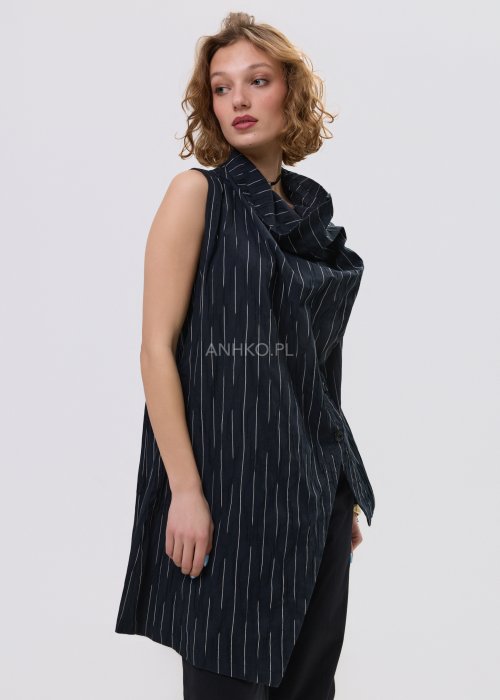 Kamizelka damska w czarnym kolorze w delikatne prążki z asymetrycznym zapięciem i wydłużonym tyłem – nowoczesny fason bez rękawów