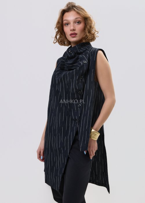 Kamizelka damska w czarnym kolorze w delikatne prążki z asymetrycznym zapięciem i wydłużonym tyłem – nowoczesny fason bez rękawów