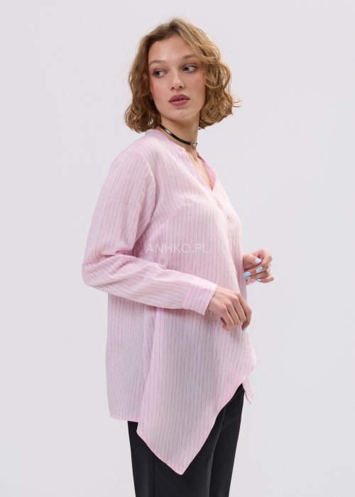 Koszula damska w kolorze jasnoróżowym z delikatnym prążkowanym wzorem – luźny fason zapinany na guziki z asymetrycznym dołem