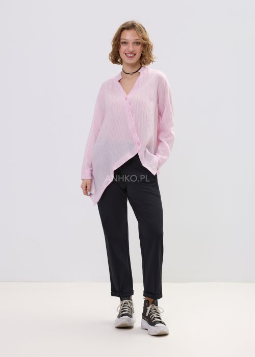 Koszula damska w kolorze jasnoróżowym z delikatnym prążkowanym wzorem – luźny fason zapinany na guziki z asymetrycznym dołem