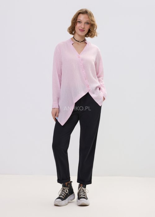 Koszula damska w kolorze jasnoróżowym z delikatnym prążkowanym wzorem – luźny fason zapinany na guziki z asymetrycznym dołem
