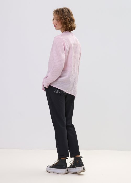 Koszula damska w kolorze jasnoróżowym z delikatnym prążkowanym wzorem – luźny fason zapinany na guziki z asymetrycznym dołem