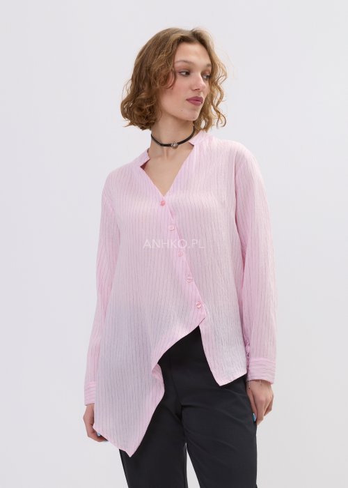 Koszula damska w kolorze jasnoróżowym z delikatnym prążkowanym wzorem – luźny fason zapinany na guziki z asymetrycznym dołem
