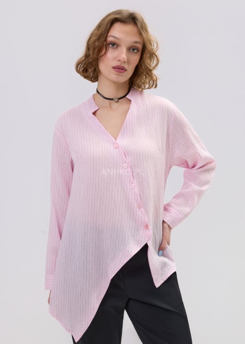 Koszula damska w kolorze jasnoróżowym z delikatnym prążkowanym wzorem – luźny fason zapinany na guziki z asymetrycznym dołem