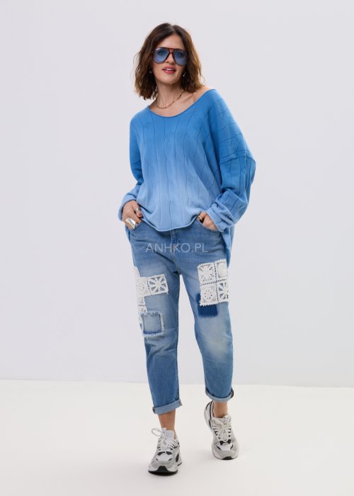 Sweter damski oversize w kolorze niebieskim z delikatnym strukturalnym wzorem – luźny fason z długim rękawem i miękko układającym się materiałem